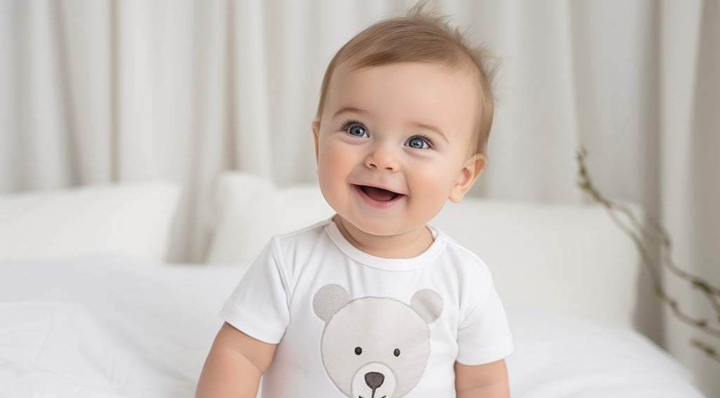 Bebé sonriente en casa: ayuda por nacimiento o adopción en Madrid 2025