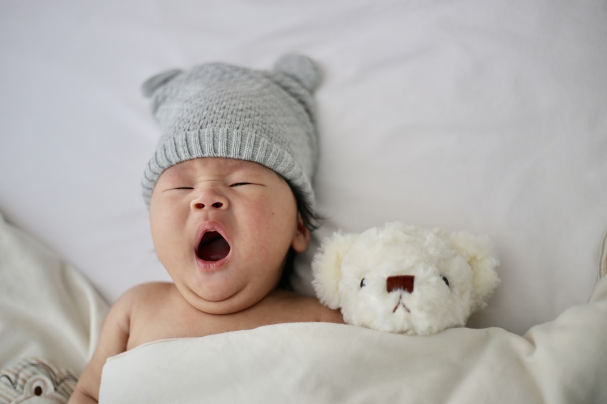 Manos de papá y mamá sosteniendo los piececitos del bebé · BabyOrca
