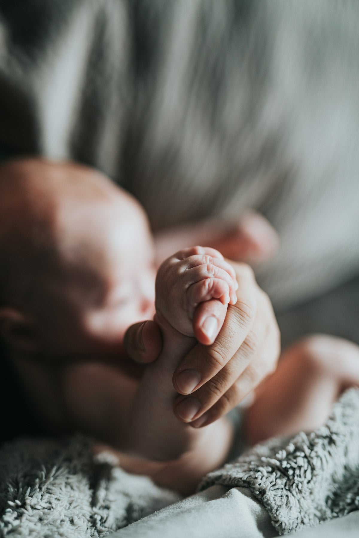 Madre embarazada acariciando su vientre · BabyOrca